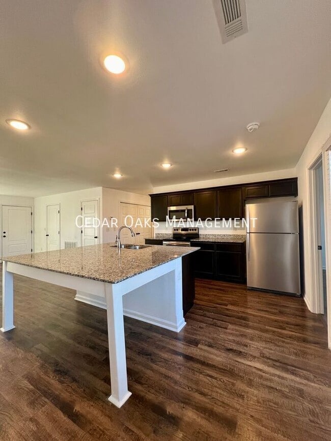 Photo - 806 Granite Cir SW