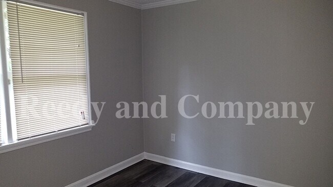 Photo - 893 Linwood Rd