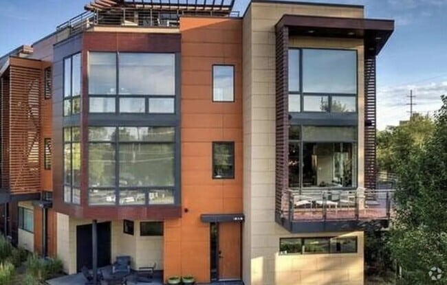 Building Photo - Gorgeous Luxury Townhome