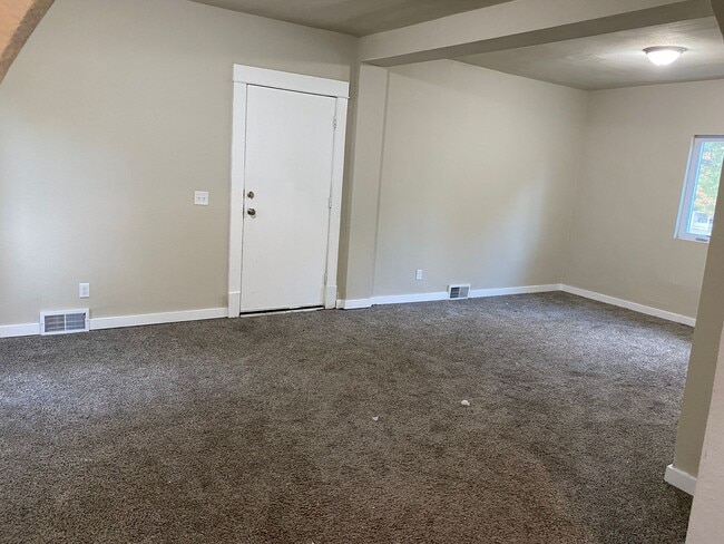 Photo - 4 Bedroom 2 Bathroom Home Near Drake Unive...