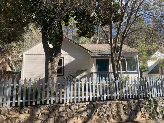 Building Photo - Adorable 2/2 cottage near downtown Placerv... Rental