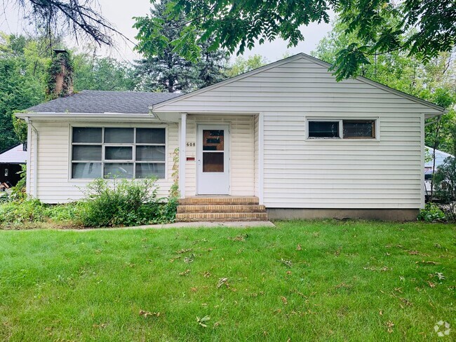 Building Photo - Large 4 Bedroom Home - One Block From UND!...