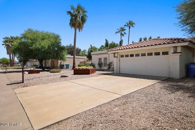 Building Photo - 3915 E Larkspur Dr Rental