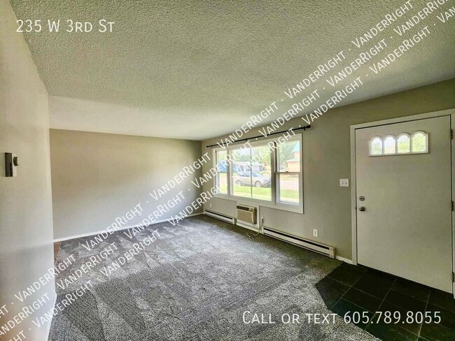 Building Photo - 235-245 W 3rd St Rental