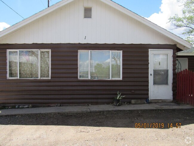 Building Photo - RUSTIC, SINGLE FAMILY HOME in Rifle!