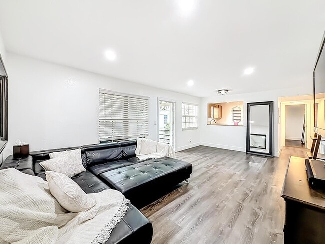 Photo - 305 SE 11th Ave Unit D