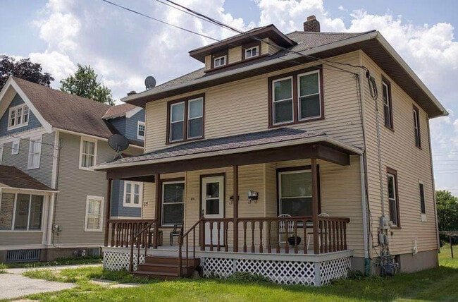 Building Photo - 610 North St Unit Lower Level Duplex