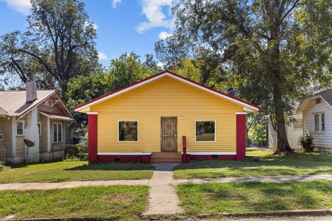 Newly renovated 3 bedroom, 1 bath home. - Newly renovated 3 bedroom, 1 bath home.