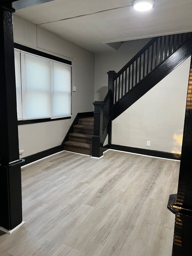 Photo - 1247 W Lee St Unit 1247 W Lee St