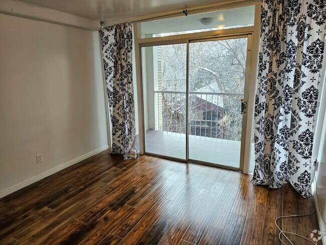 Building Photo - Spacious Private Guy Room Floor to Ceiling... Unit 14 - 14B Rental