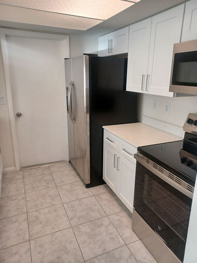 Photo - 3/2 Duplex w/ Garage.  Tenant occupied until 3/31/26. Unit 3615 Skyline Blvd
