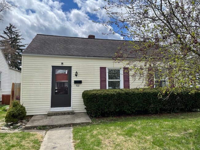 Building Photo - 921 NW D St