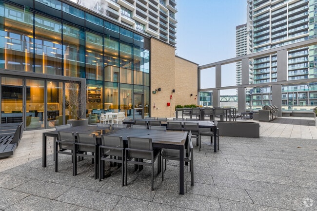 Barbecue dans la cour - 185 Millway Ave, Vaughan, ON L4K 0L2, Canada