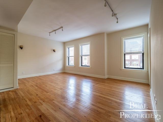 Building Photo - 2 bedroom in CHICAGO IL 60613 Unit E3 Rental