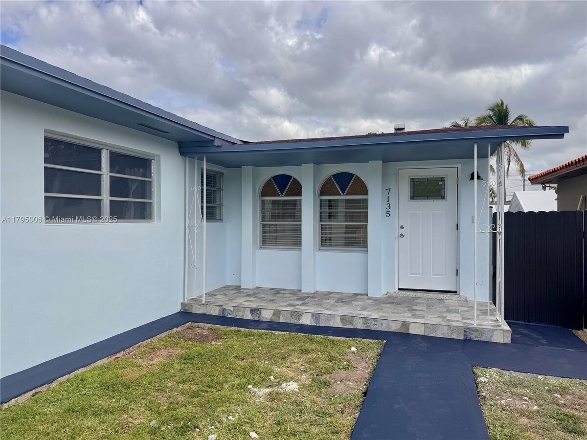 Photo - 7135 SW 22nd St Apartamento Unidad 7135