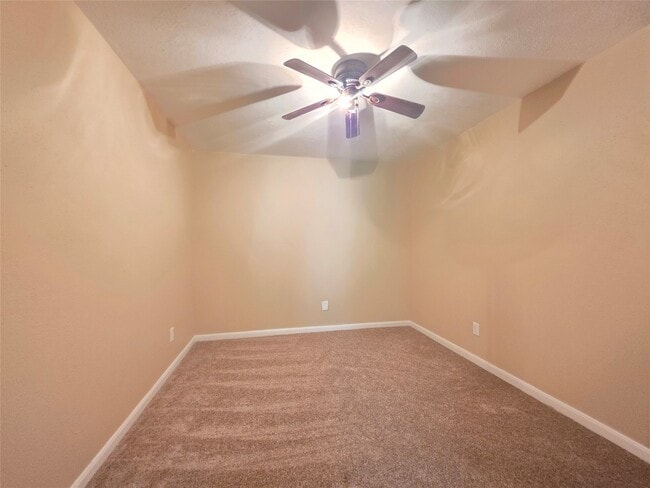 Photo - 801 Queenswood St