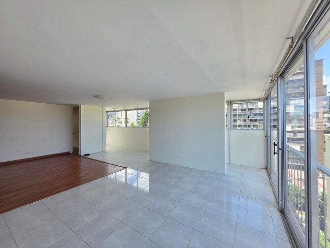 Photo - AVAILABLE NOW! Spacious and bright 2 bed, 2 bath, 1 parking unit on Ward Ave Unit 6E