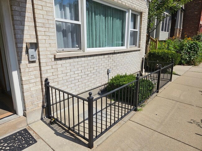Photo - 1140 W Barry Ave Unit 1