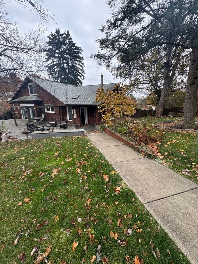 Photo - Spacious Private Oasis - 3 Bedroom 2 Bathroom House in Green Tree!