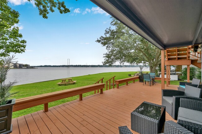 Photo - 124 April Point Dr N