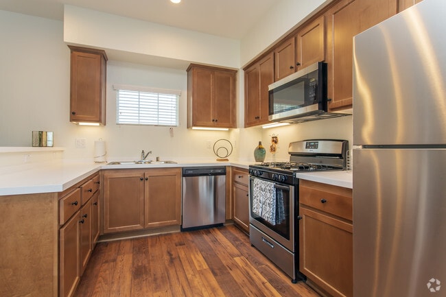 1 BR, 1 BA - 869 SF