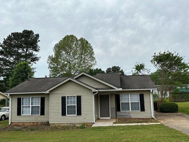 Building Photo - Section 8 Accepted!!! "3-Bed Retreat on M... Rental