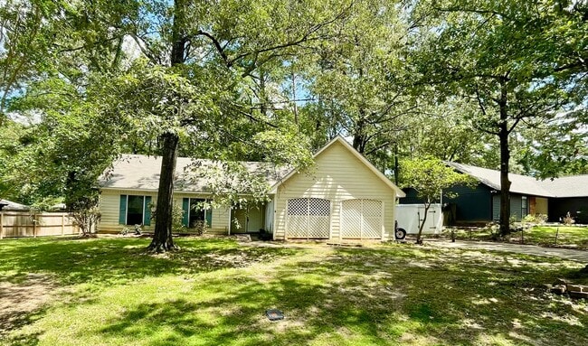 Building Photo - Charming 3 Bedroom Home in Brandon 047 – Great Location- Recently Renovated!