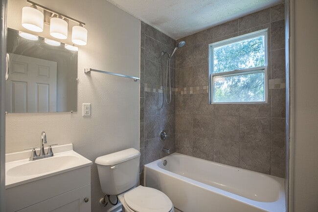 Photo - Spacious 3 bedroom, 1 Bathroom Upper Level...