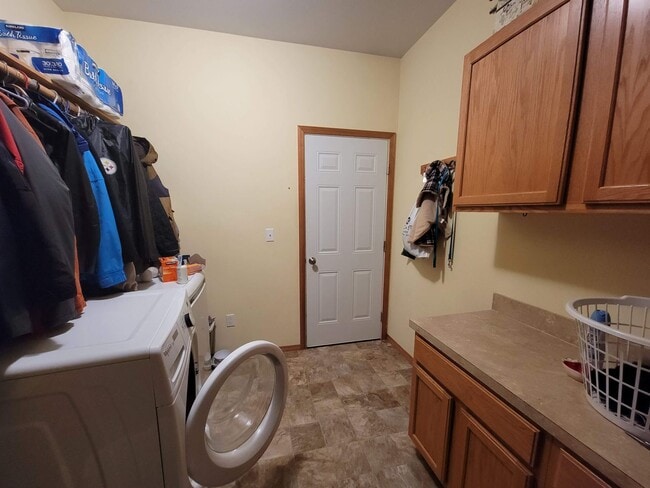 Photo - Charming and spacious 3 bed home in secluded location, 10 minutes to freeways