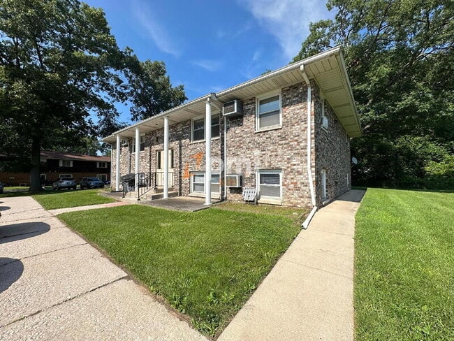 Building Photo - 2591 Parkview St Unit Apt 1