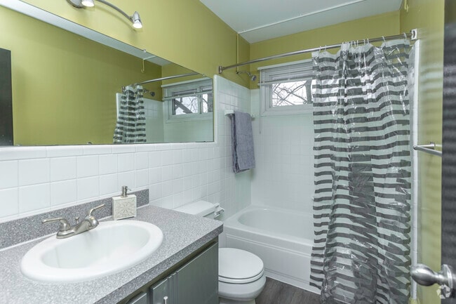 2BR, 1BA - 900 SF - Crooks South Apartments