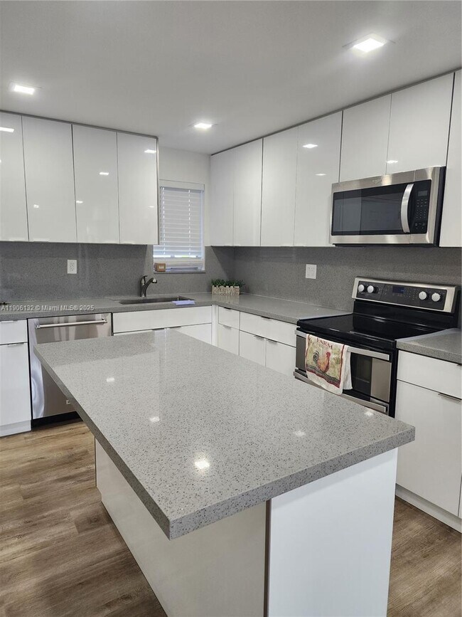 Photo - 2750 W 76th St Unidad 205