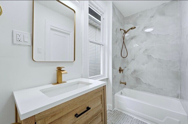 Photo - 114 Oak St