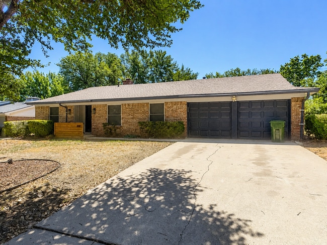 Building Photo - 1109 W Redbud Dr