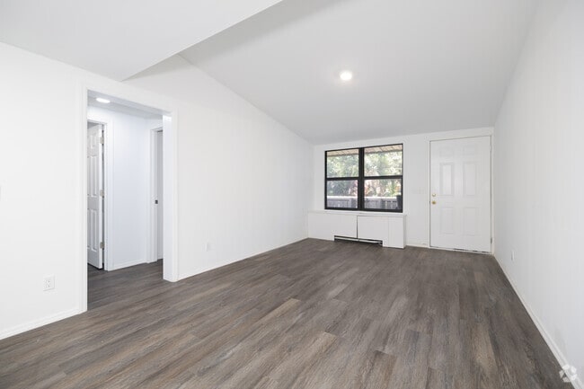 1BR, 1BA - 576SF - Living room