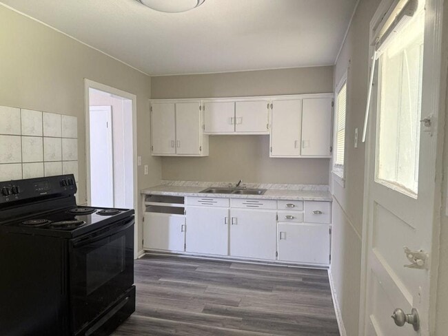 Photo - 815 16th Ave NW