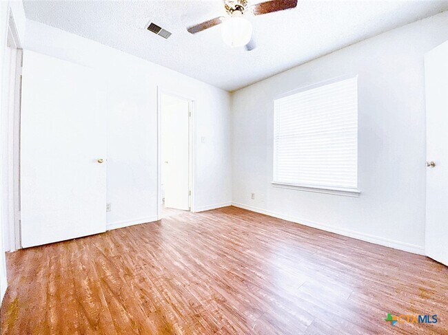 Photo - 106 Hughson Ct