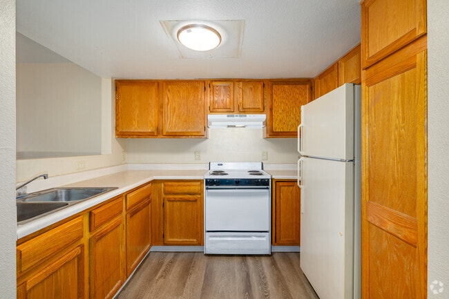 1BR, 1BA - 700SF - Kitchen