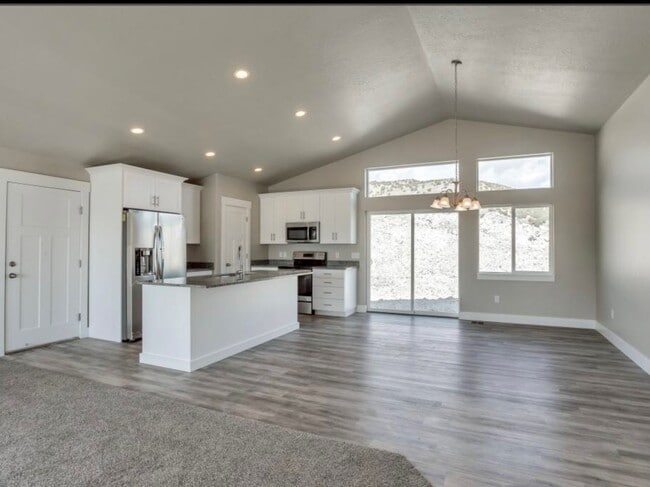 7181 N Skyview Ln Unidad Main Floor
