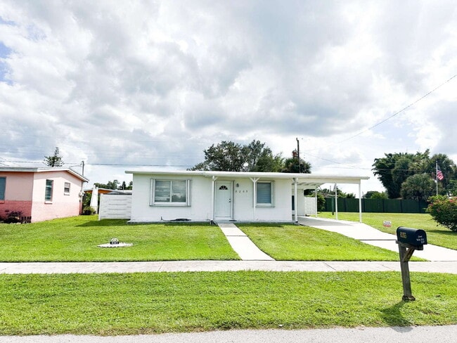 Building Photo - "Charming 3-Bed, 2-Bath in North Port!" Rental