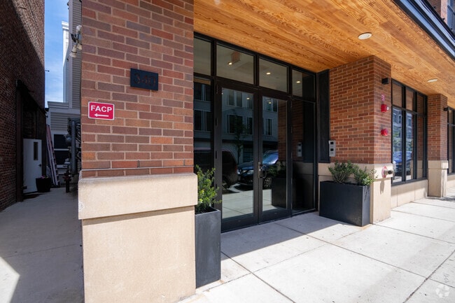 360 W 2nd Street se encuentra en el sur de Boston. - 318-340 W 2nd St