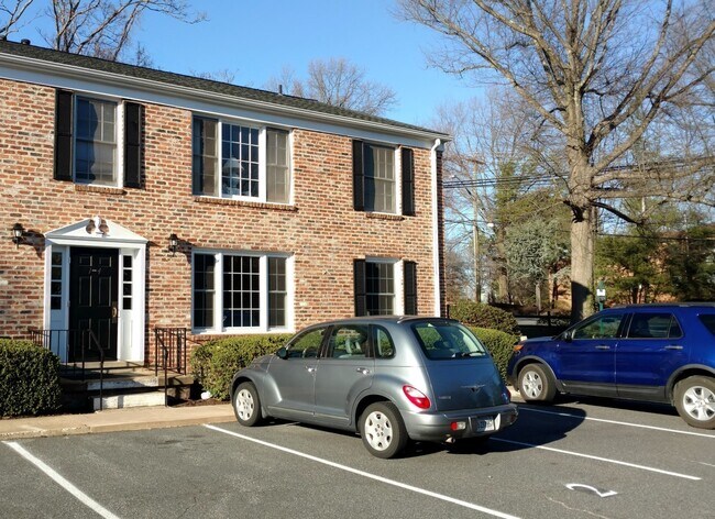 Building Photo - Refurbished & Like New Conveniently Locate... Unit 1