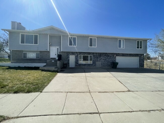 Building Photo - Spacious 6-Bed Oasis with Finished Basement & Cozy Fireplace.