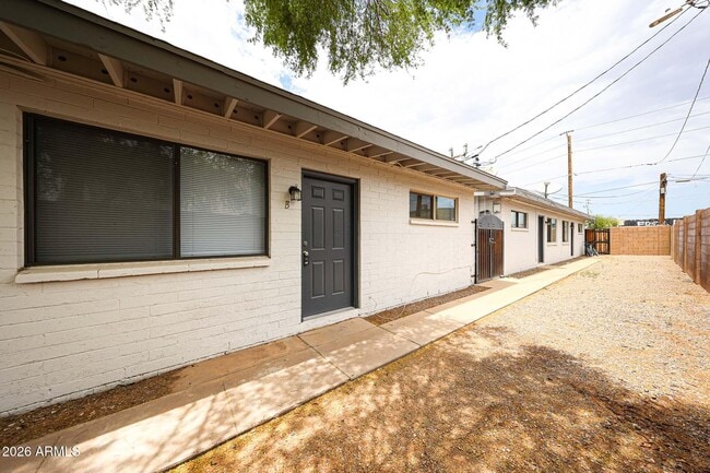 Building Photo - 1736 W Sherman St Unit B