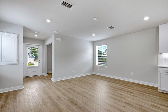 Photo - 2752 Rowyn St