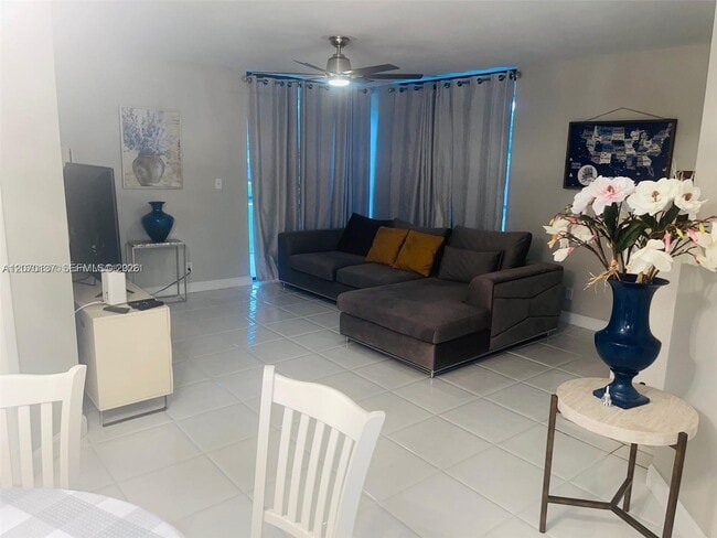 Photo - 10551 W Broward Blvd Unidad 111