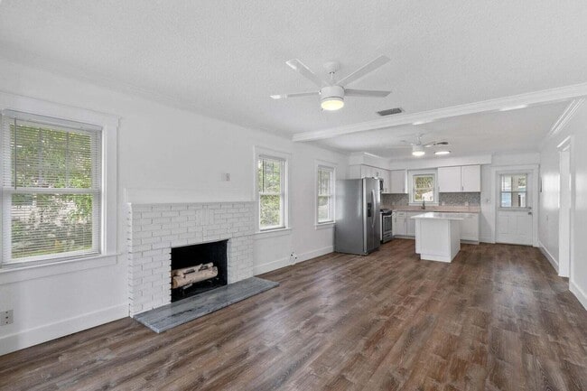 Photo - 415 Greenbriar Dr