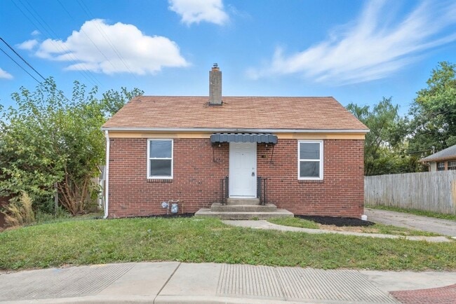 Building Photo - Charming 2-Bedroom Home – Recently Remodeled in Indianapolis Available NOW!