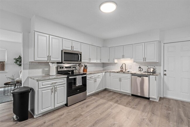 Photo - 4255 Wee St