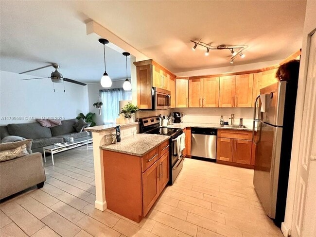 Building Photo - 1100 SE 4th Ave Unit 10A